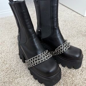 Lamoda Black Combat Boots with Chain Accent - size 6